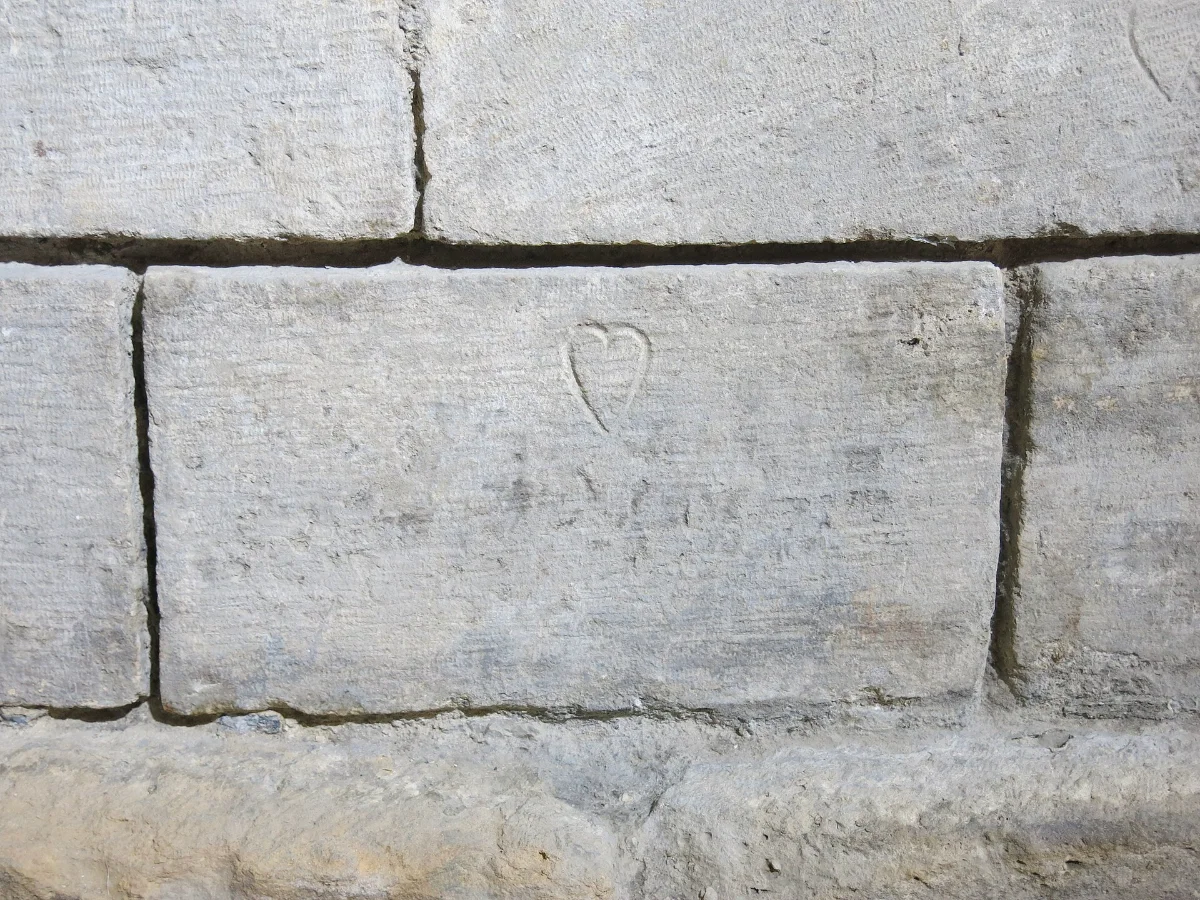 Marca de canteiro gravada em uma torre do Louvre medieval